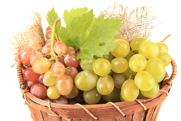 成熟的甜葡萄在篮子里上白色, 隔离 — 图库照片