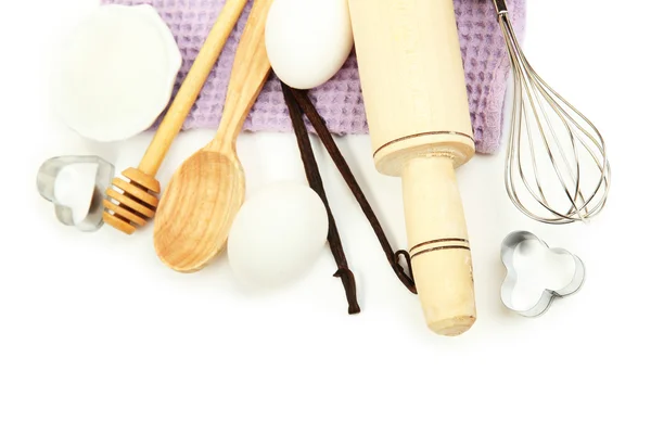 Vaření koncepce. základní pečící ingredience a kuchyňské nářadí izolované na bílém — Stock fotografie