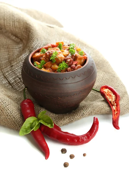 Chili Corn Carne - comida mexicana tradicional, em panela, em pano de saco, isolado em branco — Fotografia de Stock