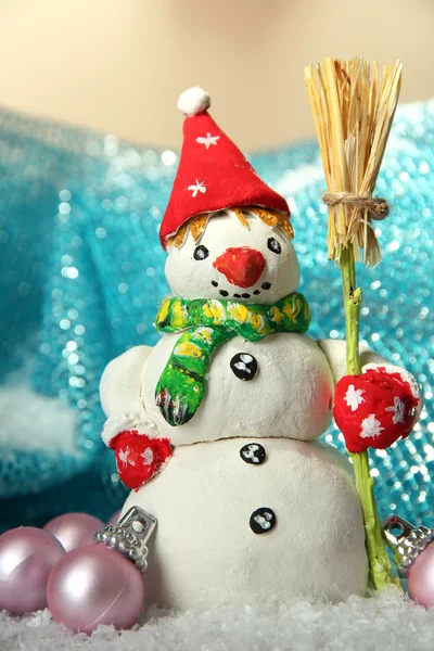 Bonito boneco de neve e decoração de Natal, em fundo brilhante — Fotografia de Stock