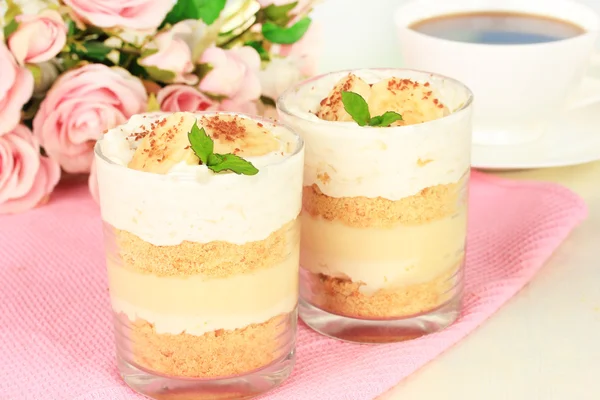 Delicioso postre con plátano y caramelo en primer plano de la mesa — Foto de Stock