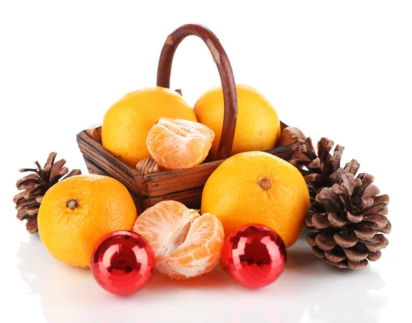 Mandarinas de Navidad en cesta aislada blanca — Foto de Stock