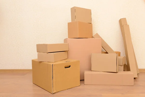 Empty room with stack of cartons: moving house concept — Stock Photo, Image