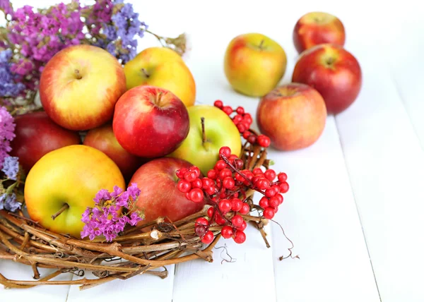 Сочные яблоки на белом деревянном столе — стоковое фото