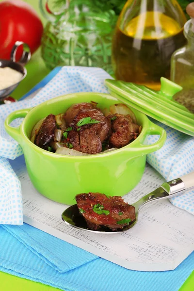 Fried chicken livers in pan on wooden table close-up — Stock Photo, Image