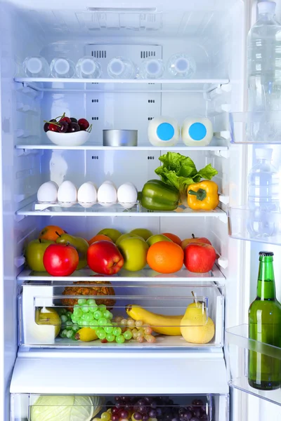 Refrigerador lleno de comida —  Fotos de Stock