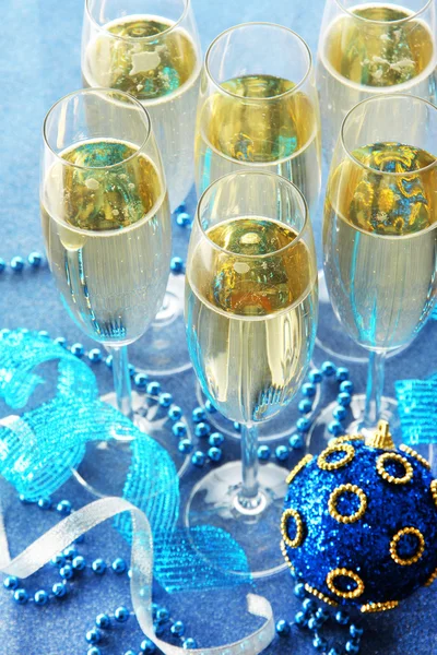 Parlak zemin üzerine şampanya ile gözlük — Stok fotoğraf