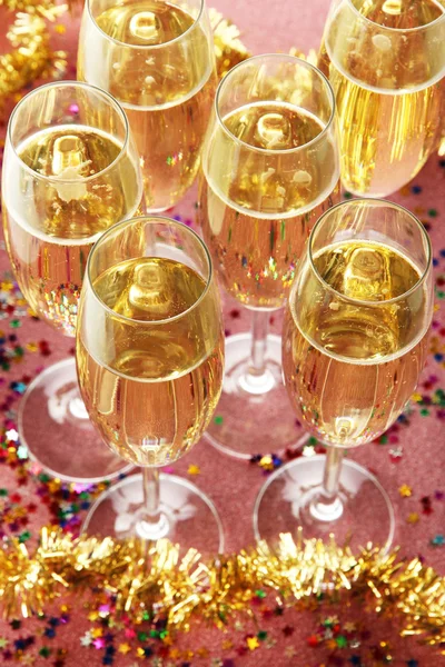 Gläser mit Champagner auf glänzendem Hintergrund — Stockfoto