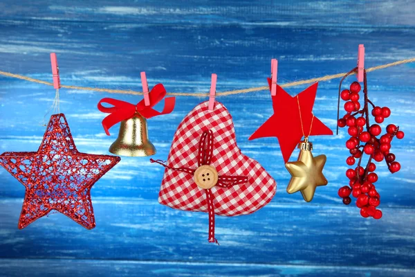 Decoraciones de Navidad sobre fondo de madera — Foto de Stock