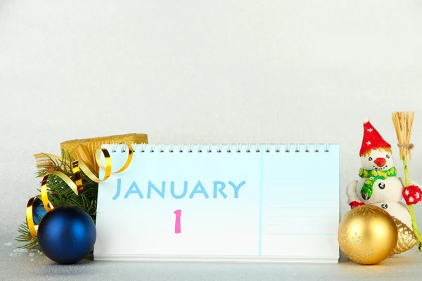 Calendario de Año Nuevo, decoración de Año Nuevo y abeto sobre fondo claro —  Fotos de Stock