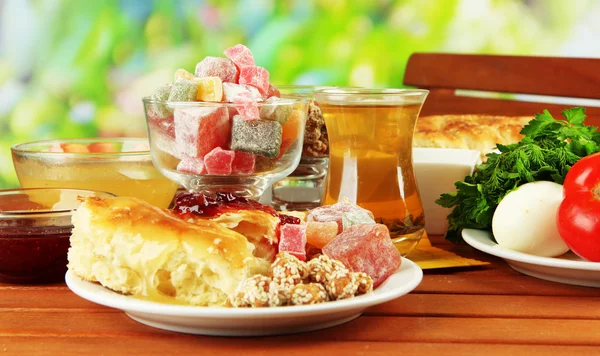 Pequeno-almoço turco tradicional na mesa sobre fundo brilhante — Fotografia de Stock