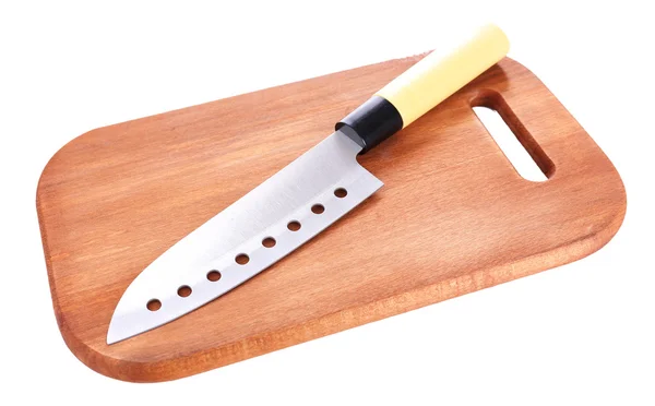 Кухонный нож и деревянная доска, изолированные на белом — стоковое фото