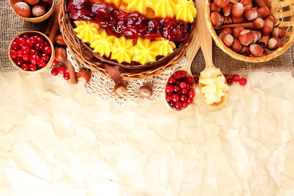 Läckra fruktiga hemmagjord paj med bär och nötter, på brun bakgrund — Stockfoto