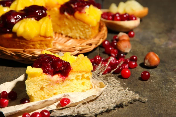 Torta caseira frutada saborosa com bagas e nozes, em mesa de madeira cinza — Fotografia de Stock