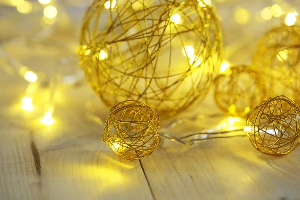 Bolas decorativas de Natal e guirlanda, em fundo de madeira — Fotografia de Stock