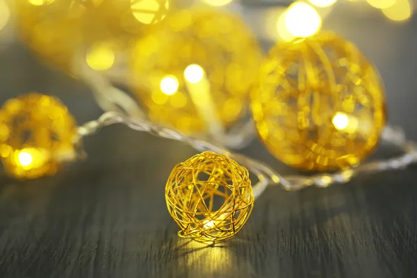 Bolas decorativas de Navidad y guirnalda, sobre fondo de madera — Foto de Stock