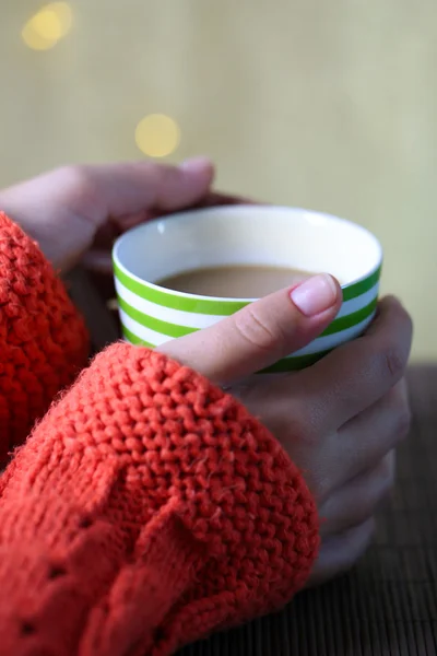 Händer som håller mugg varm dryck, närbild, på ljus bakgrund — Stockfoto