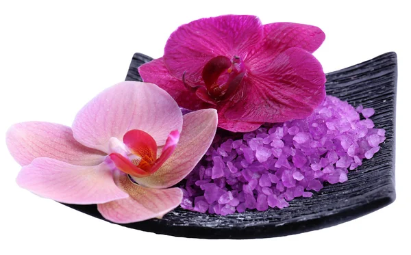 Mooie bloeiende orchidee bloemen en heap zeezout op plaat, geïsoleerd op wit — Stockfoto