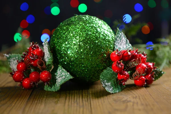 Composición de las decoraciones navideñas en la mesa sobre fondo brillante —  Fotos de Stock