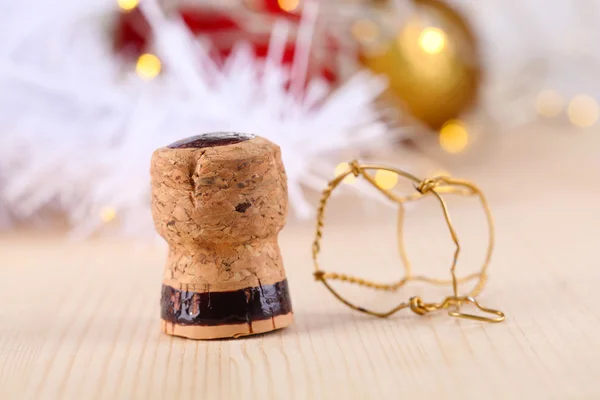 Шампанська пробка на фоні різдвяних вогнів — стокове фото