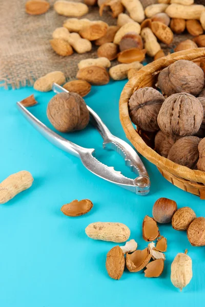 Nussknacker mit Nüssen auf Holztisch in Großaufnahme — Stockfoto