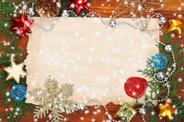 Frame met vintage papier en Kerst decoraties op houten achtergrond — Stockfoto