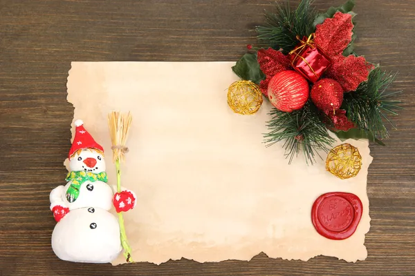 Marco con papel vintage y decoraciones navideñas sobre fondo de madera —  Fotos de Stock