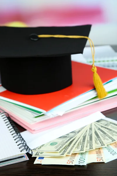 Geld für Abschluss oder Ausbildung am Holztisch in Großaufnahme — Stockfoto