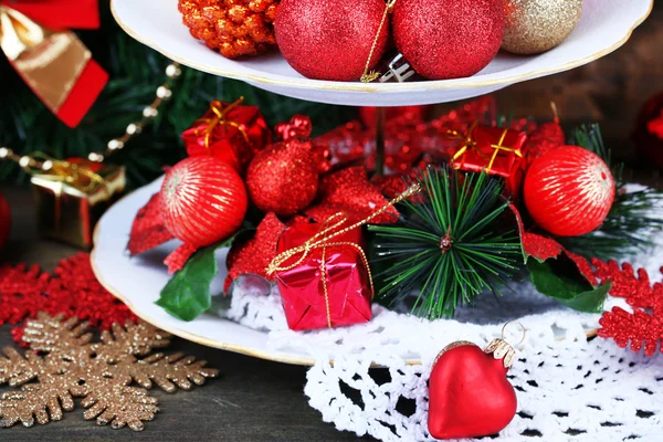 Decorazioni natalizie su supporto da dessert, su sfondo di legno — Foto Stock