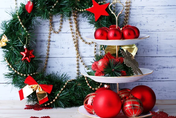 Noel süslemeleri tatlı üzerinde durmak, renk ahşap arka plan üzerinde — Stok fotoğraf