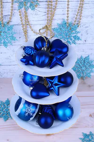 Julpynt på dessert stå, på färg trä bakgrund — Stockfoto