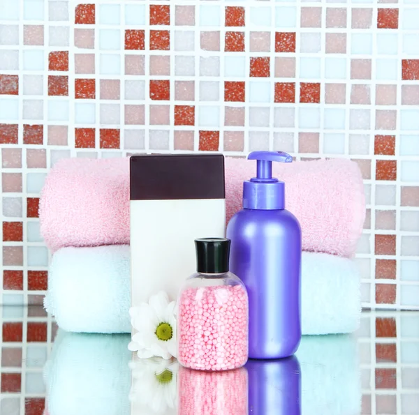 Kosmetyki i akcesoria łazienkowe na tle mozaiki płytki — Zdjęcie stockowe