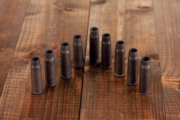 Κυνηγετικό όπλο κασέτες σε κοντινό πλάνο ξύλινο τραπέζι — Φωτογραφία Αρχείου