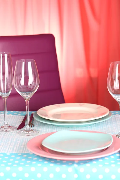 Tischservice mit buntem Geschirr auf Zimmerhintergrund — Stockfoto