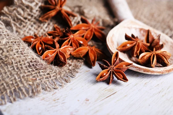 yıldız anason, tahta kaşık, ahşap zemin üzerinde