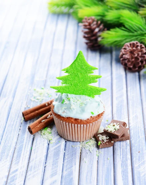 Gâteau savoureux avec crème au beurre, sur fond de bois de couleur — Photo