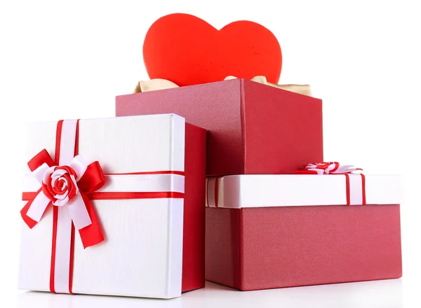 Пачка подарочных коробок и декоративное сердце, изолированные на белом — стоковое фото