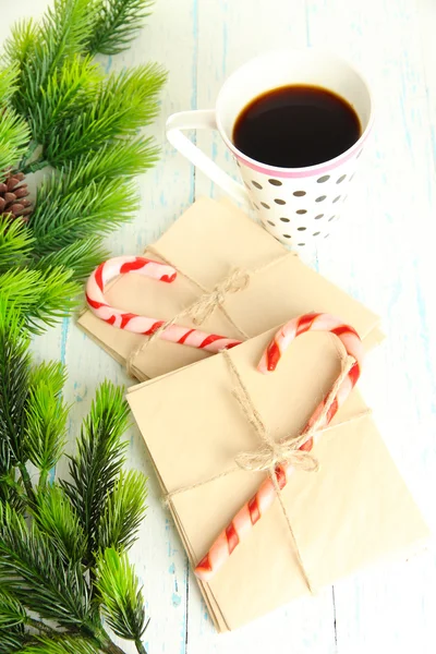 Kerstmis candy canes, cup met warme drank te nemen en/of letters voor santa, op houten achtergrond — Stockfoto