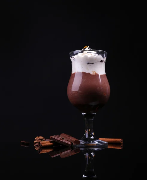 Lekker dessert met oranje, chocolade en crème saus, geïsoleerd op zwart — Stockfoto