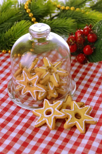 Deliciosas galletas de Navidad en frasco en primer plano de la mesa — Foto de Stock