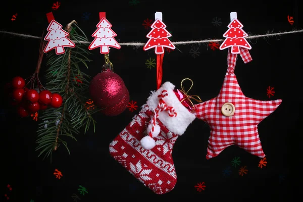 Weihnachtssocke und Weihnachtsaccessoires auf schwarzem Hintergrund mit Lichtern — Stockfoto