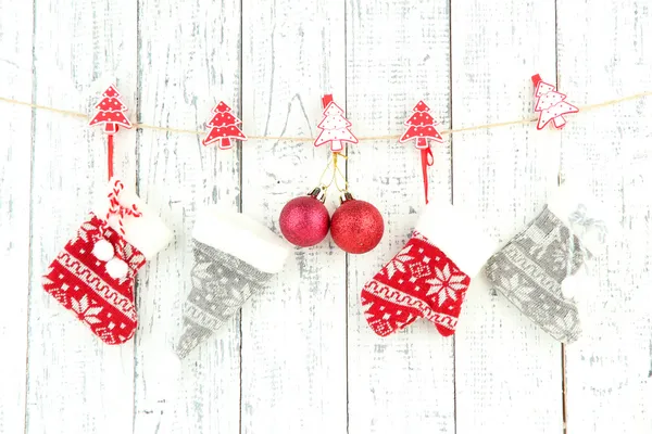 Accesorios navideños colgados en pared de madera blanca —  Fotos de Stock