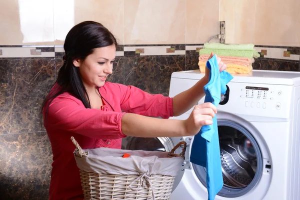 Mooie jonge vrouw wist in huis — Stockfoto