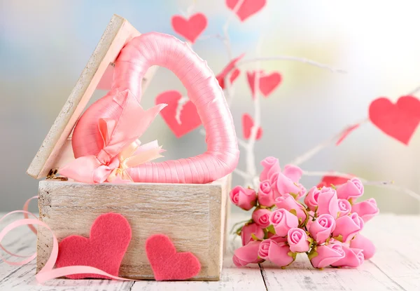 Romantische Stilleven met hart in houten kist — Stockfoto