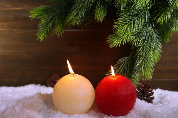 Queimando velas no fundo de madeira — Fotografia de Stock