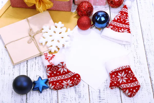 Carta a Santa Claus en primer plano de mesa de madera — Foto de Stock