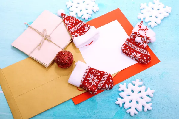 Carta ao Papai Noel sobre mesa de madeira close-up — Fotografia de Stock
