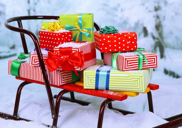 Släde med jul presenterar, på vintern bakgrund — Stockfoto