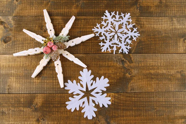Schöne Schneeflocken auf Holzgrund — Stockfoto