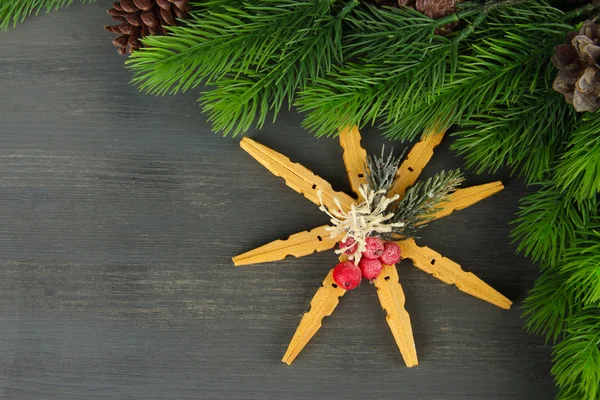 Vacker snöflinga med fir gren på trä bakgrund — Stockfoto